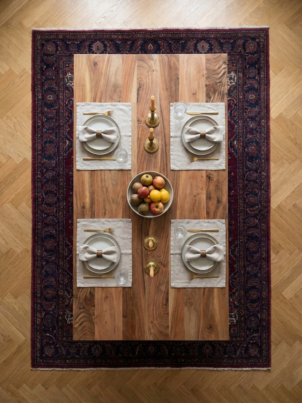 Esszimmertisch aus massivem Akazienholz aus der Vogelperspektive, zeigt die großzügige Tischplatte (200x100 cm) und das Arrangement mit Stühlen und einer Sitzbank auf einem Teppich._