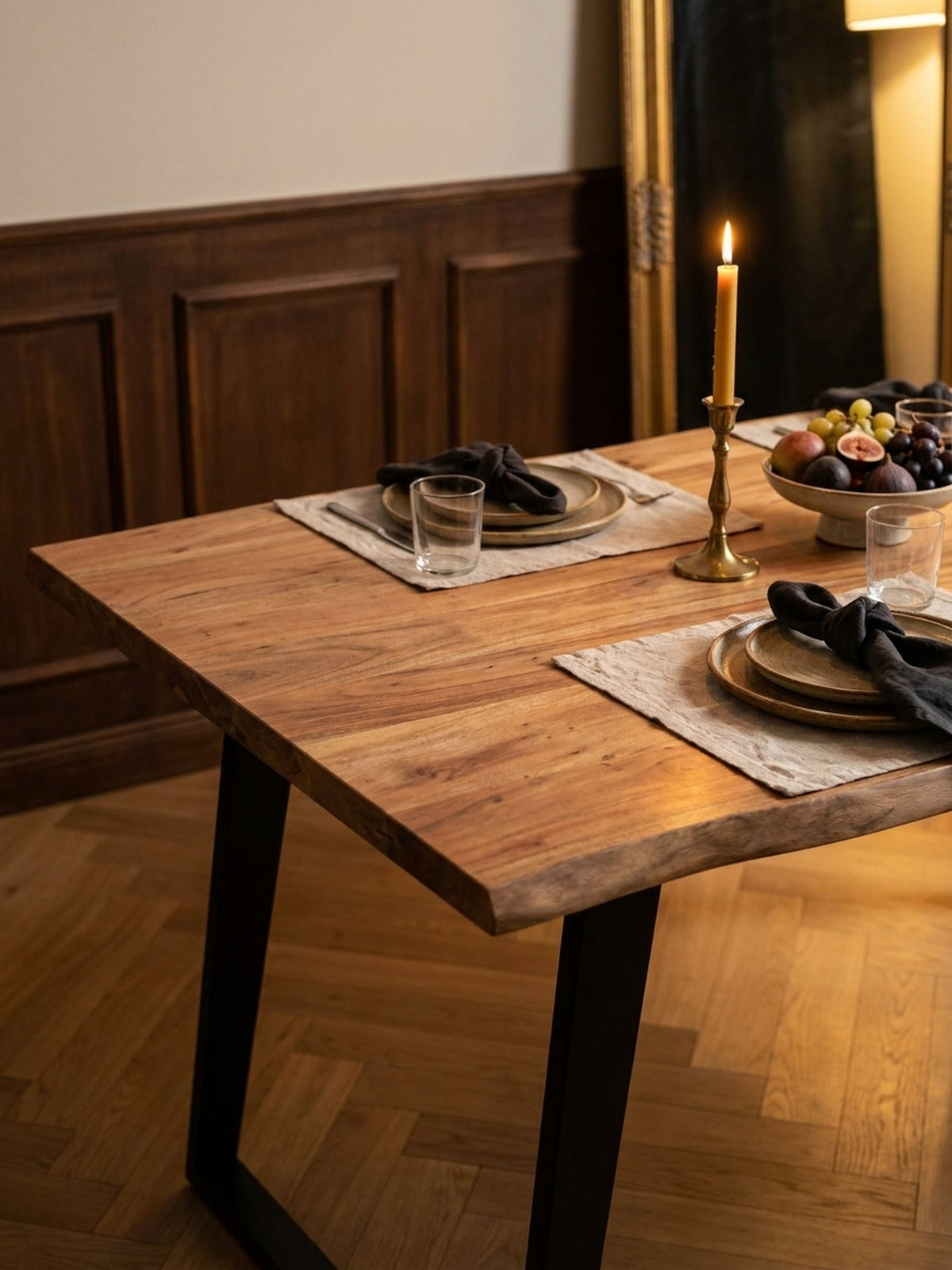 Ein Glas Wasser und ein aufgeschlagenes Buch liegen auf dem massiven Holztisch und schaffen eine wohnliche Atmosphäre im Essbereich._