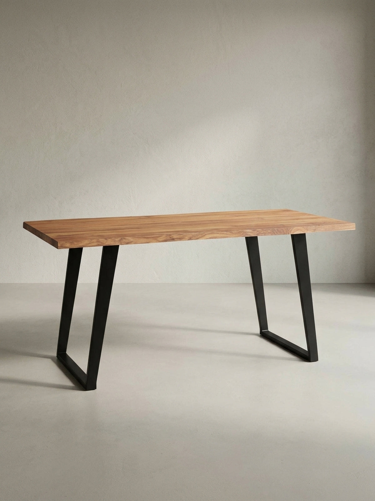 Ein Überblick über den Holztisch für das Esszimmer, der die klaren Linien und den Materialmix aus warmem Akazienholz und kühlem, schwarzem Eisen hervorhebt._