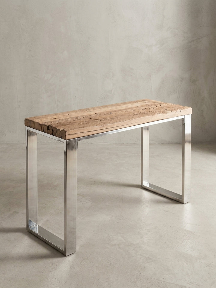Alternative Perspektive des Industrial Konsolentisches. Das minimalistische Design lenkt den Fokus auf die organische Form der Holzkante und den Glanz des rostfreien Stahls._