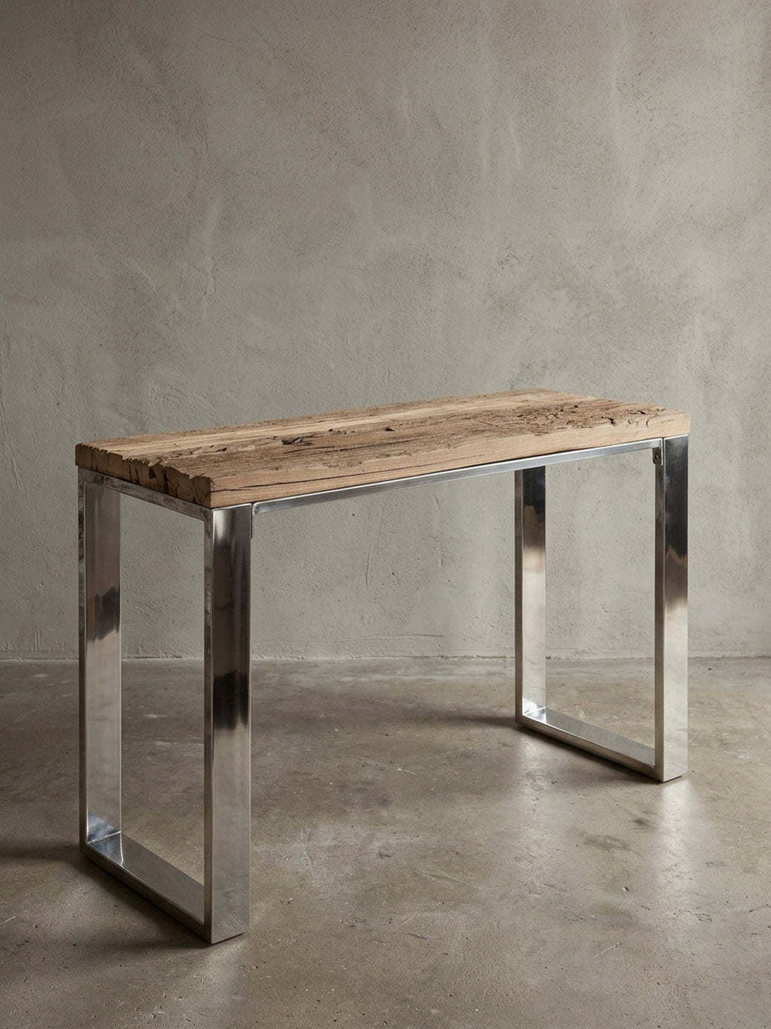 Gesamtübersicht des modernen Konsolentisches. Ein vielseitiges Möbelstück für Wohnzimmer oder Flur, das natürlichen Charme mit urbaner Industrial-Eleganz perfekt verbindet._