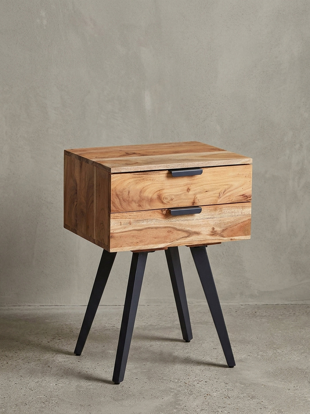 Gesamtüberblick über den Nachttisch aus Massivholz, der das moderne Design mit industriellen Elementen wie den Eisenbeinen zusammenfasst._