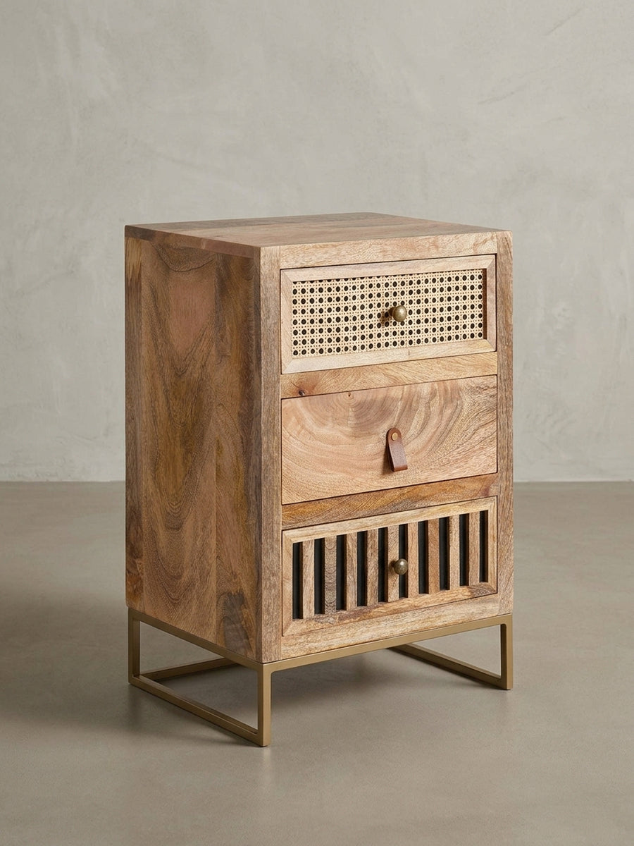 Übersicht des Nachtschranks mit 3 Schubladen und Wiener Geflecht, gefertigt aus nachhaltigem Mangoholz und stabilem Eisen._