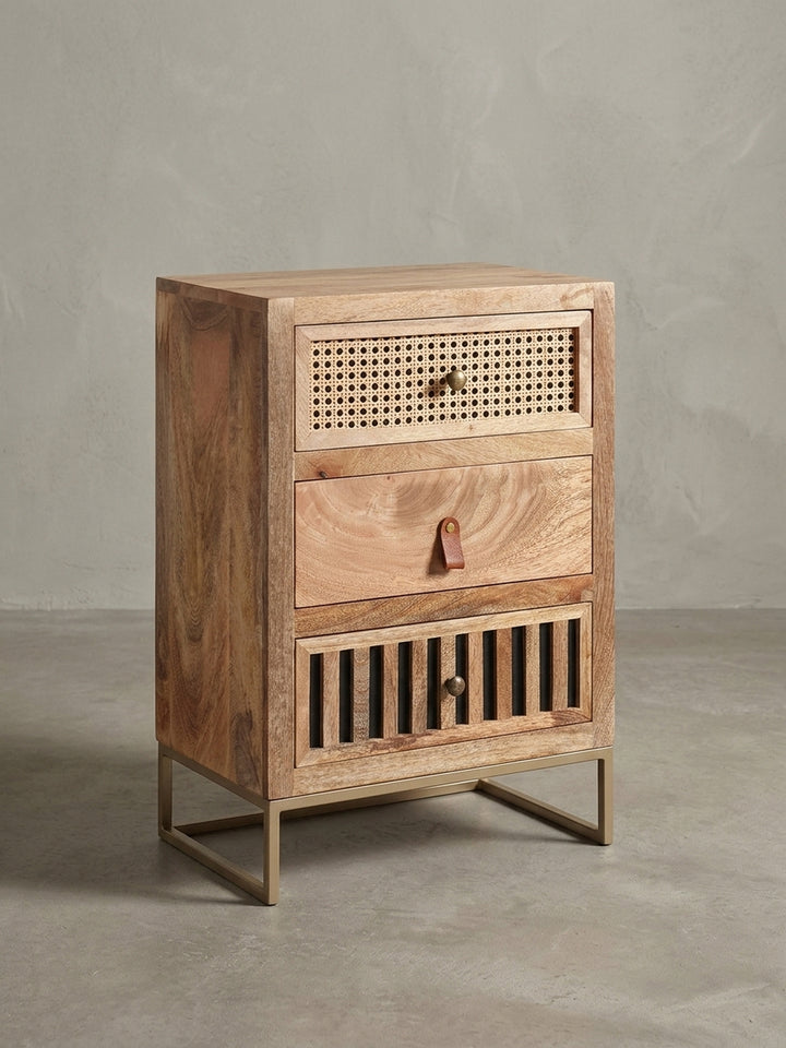 Schräge 3/4-Ansicht der Nachtkonsole, die das goldfarbene Metallgestell und die Materialkombination aus Holz und Leder zeigt._