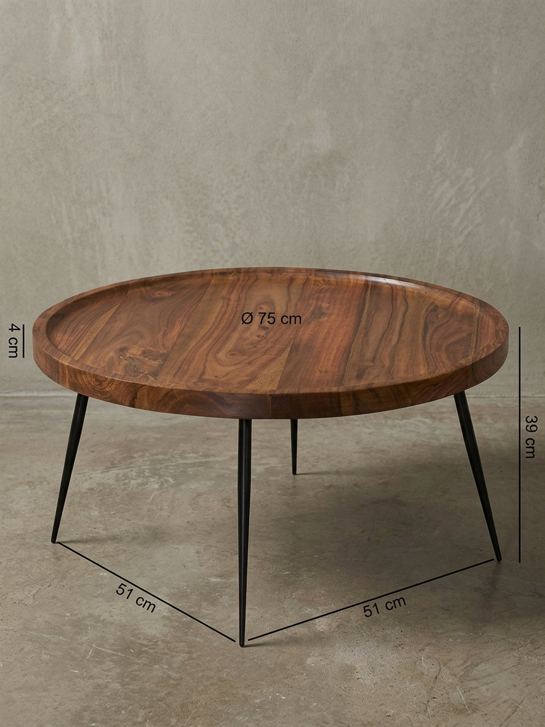 Halbprofil des runden Retro Couchtisches. Die 75x75cm große Tablett-Form der Sheesham-Platte und die leicht nach außen gespreizten Metallbeine unterstreichen das Mid-Century Design._