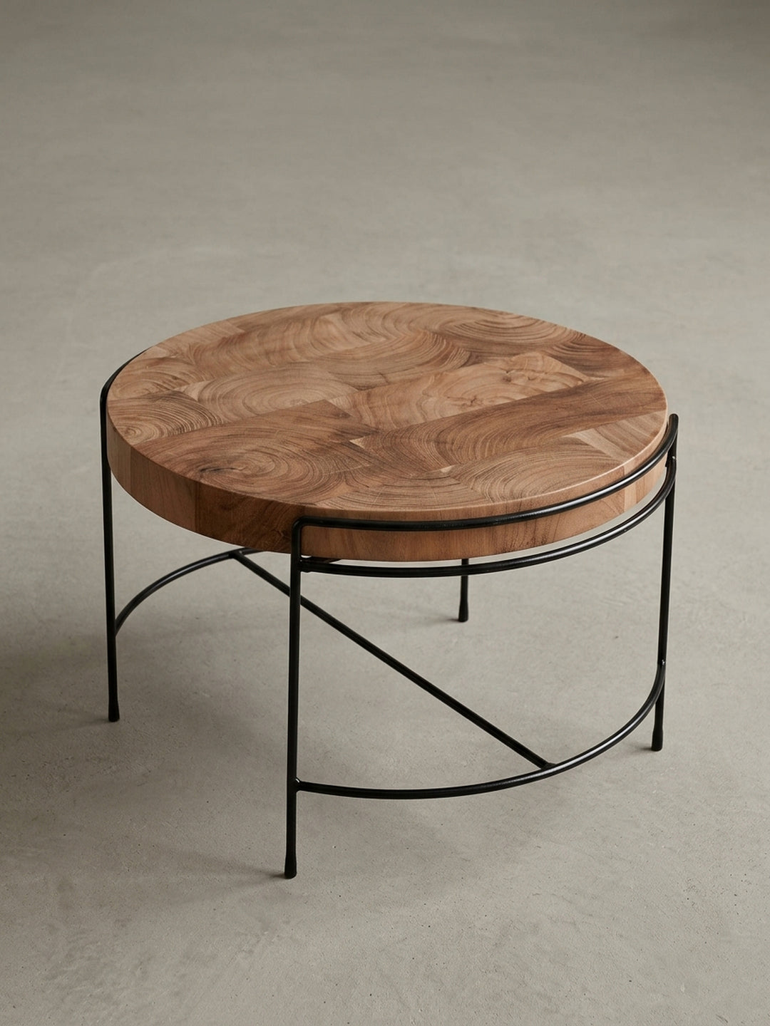 Seitenansicht des kleinen Couchtisches im Industrial-Stil, der das schlanke Profil der schwarzen Metallbeine und die Höhe von 40 cm zeigt._