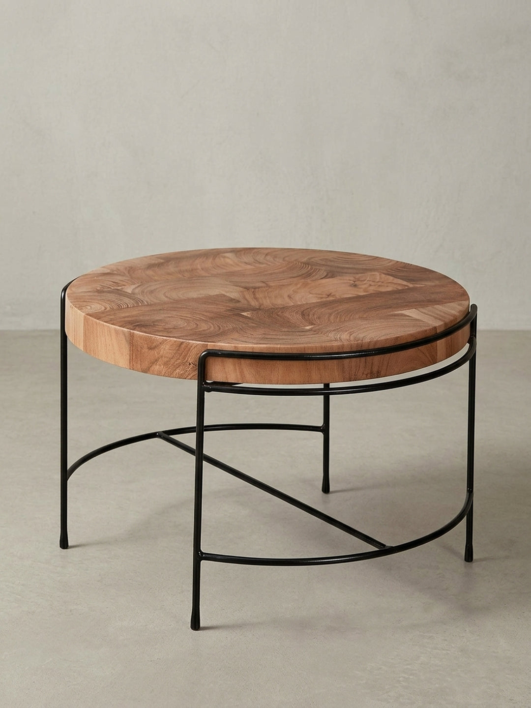 Designer Holztisch in 3/4-Ansicht, die massive 5,5 cm dicke Tischplatte aus Akazie und die eleganten Metallbeine des Wohnzimmertisches sind gut erkennbar._