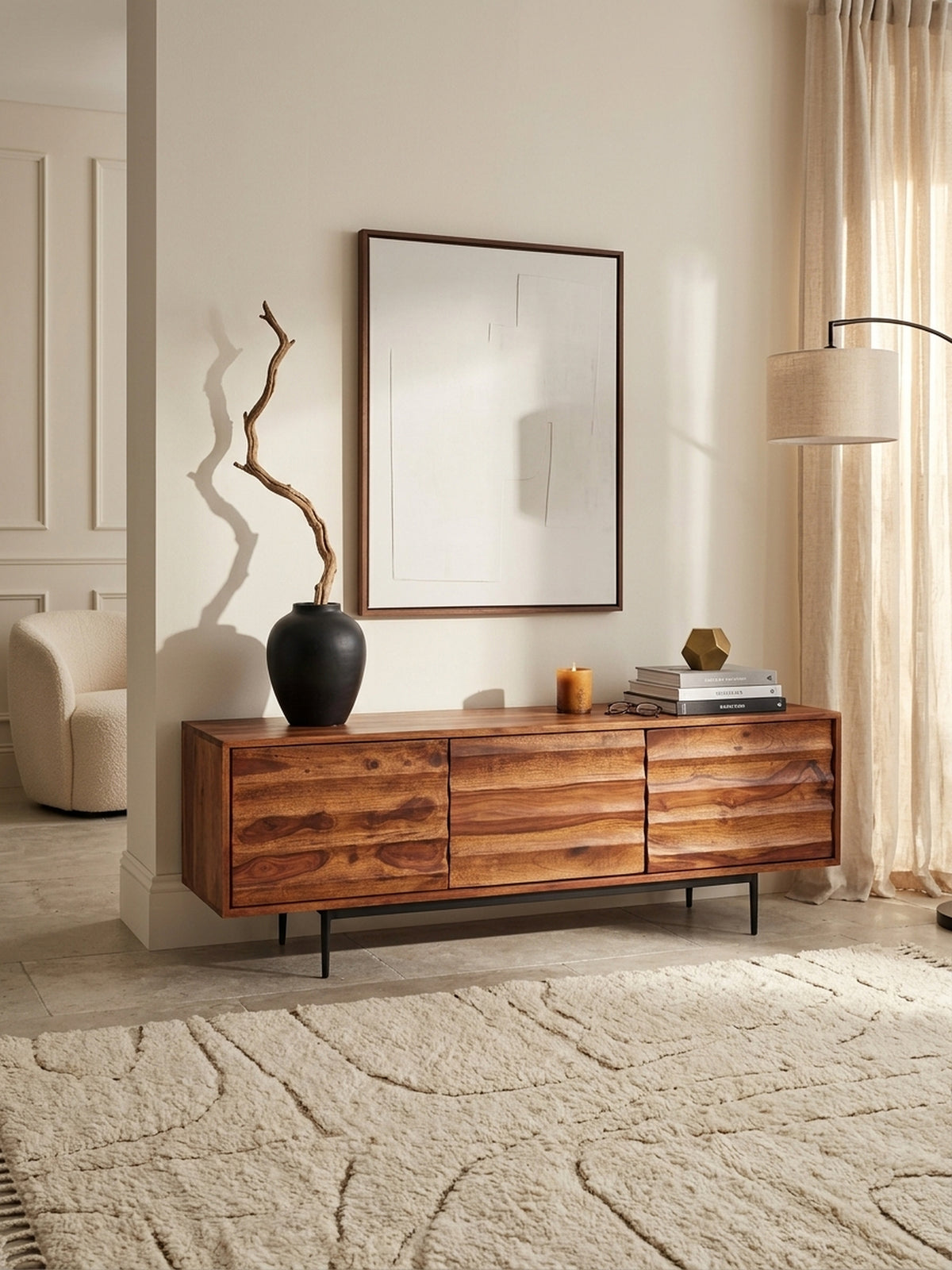 Draufsicht auf das Wohnzimmer-Setup mit dem massiven Sheesham Holz Fernsehschrank. Die 38cm tiefe Ablagefläche bietet perfekten Raum für stilvolle Dekoration und HiFi-Geräte.