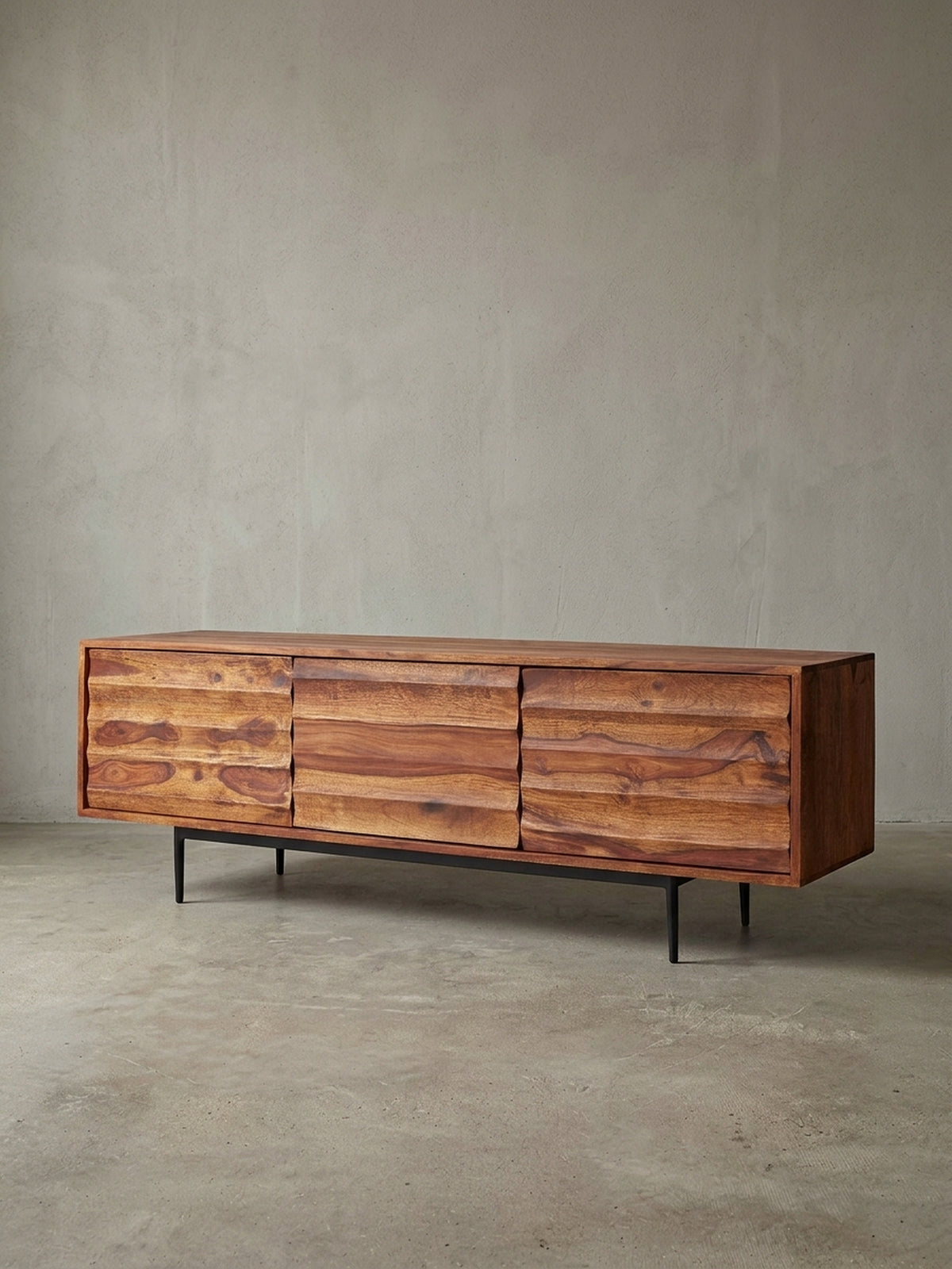 Sideboard aus massivem Sheeshamholz mit genauen Maßen. Die TV-Kommode ist 147 cm breit und zeigt die Abmessungen der Fächer und des Stauraums im Detail.