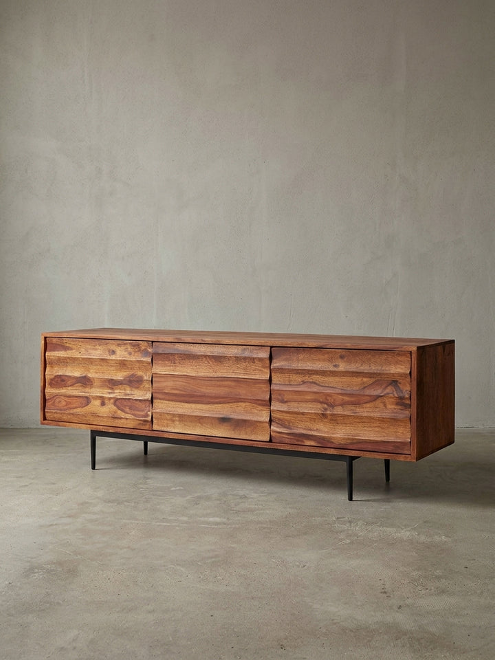 Sideboard aus massivem Sheeshamholz mit genauen Maßen. Die TV-Kommode ist 147 cm breit und zeigt die Abmessungen der Fächer und des Stauraums im Detail._