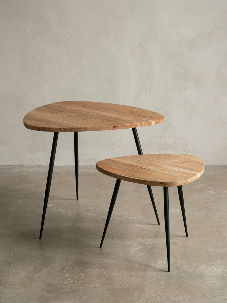 Design Beistelltisch Set in Nierenform aus einer schrägen 3/4-Perspektive, die schlanken, gespreizten Metallbeine und die massive Holzplatte aus Akazie sind deutlich zu sehen._