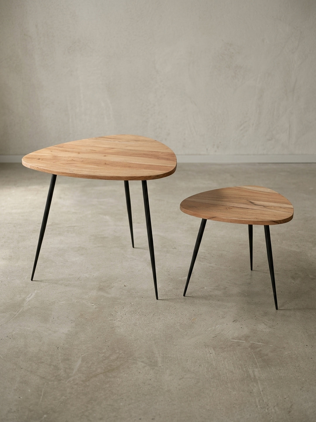 Alternativer Blickwinkel auf das Couchtisch-Set, der das Zusammenspiel der beiden unterschiedlich großen, nierenförmigen Tische und die warme Farbe des Akazienholzes hervorhebt._