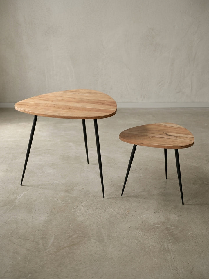 Alternativer Blickwinkel auf das Couchtisch-Set, der das Zusammenspiel der beiden unterschiedlich großen, nierenförmigen Tische und die warme Farbe des Akazienholzes hervorhebt._