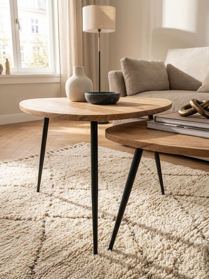 Nahaufnahme der Tischplatte eines Couchtischs aus massivem Akazienholz, die detailreiche und lebendige Maserung des Naturholzes mit seiner glatten Oberfläche ist gut erkennbar._
