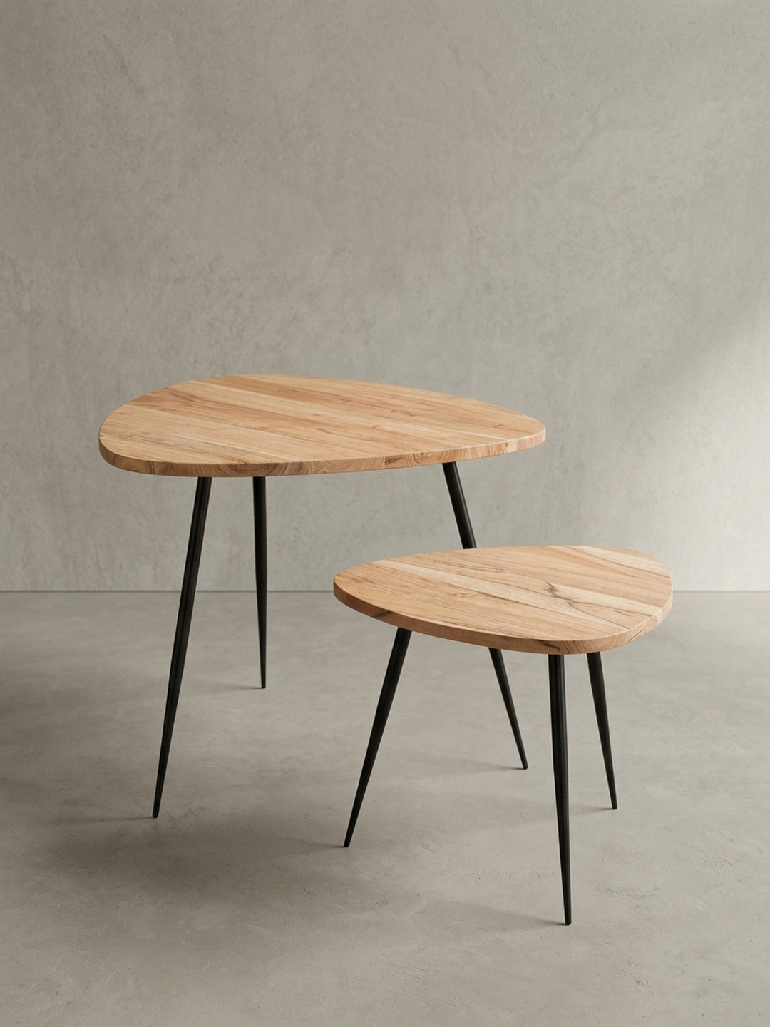 Seitenansicht des Satztisch-Sets aus Massivholz, die unterschiedlichen Höhen (51 cm und 37 cm) und die elegante, filigrane Silhouette der schwarzen Tischbeine werden betont._