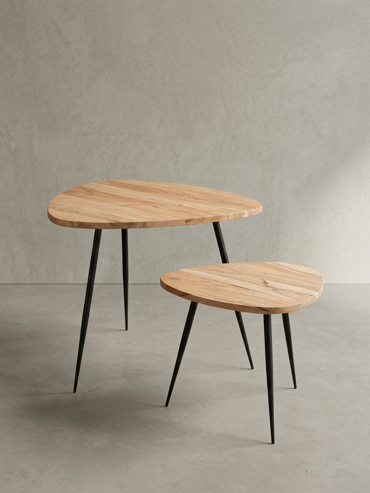 Seitenansicht des Satztisch-Sets aus Massivholz, die unterschiedlichen Höhen (51 cm und 37 cm) und die elegante, filigrane Silhouette der schwarzen Tischbeine werden betont._