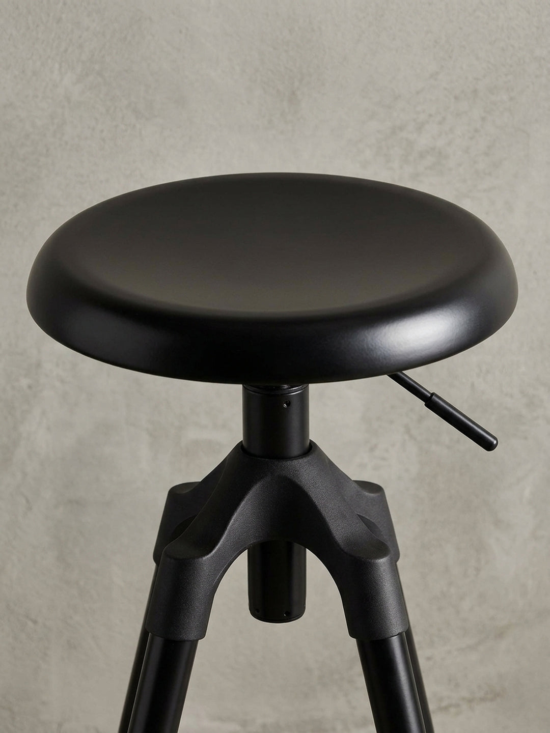 Schräge Draufsicht auf den um 360° drehbaren Barhocker, die den runden Sitz mit 31 cm Durchmesser und das funktionale Design für flexiblen Einsatz zeigt._