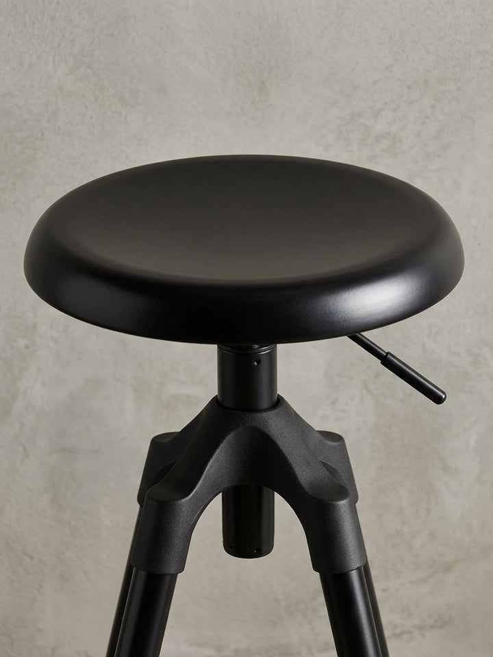 Schräge Draufsicht auf den um 360° drehbaren Barhocker, die den runden Sitz mit 31 cm Durchmesser und das funktionale Design für flexiblen Einsatz zeigt._