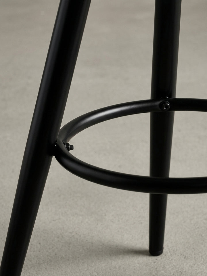 Nahaufnahme der Höhenverstellungs-Mechanik des schwarzen Industrial-Hockers, die den Hebel und das Schraubgewinde für Höhen von 72-80 cm detailliert._