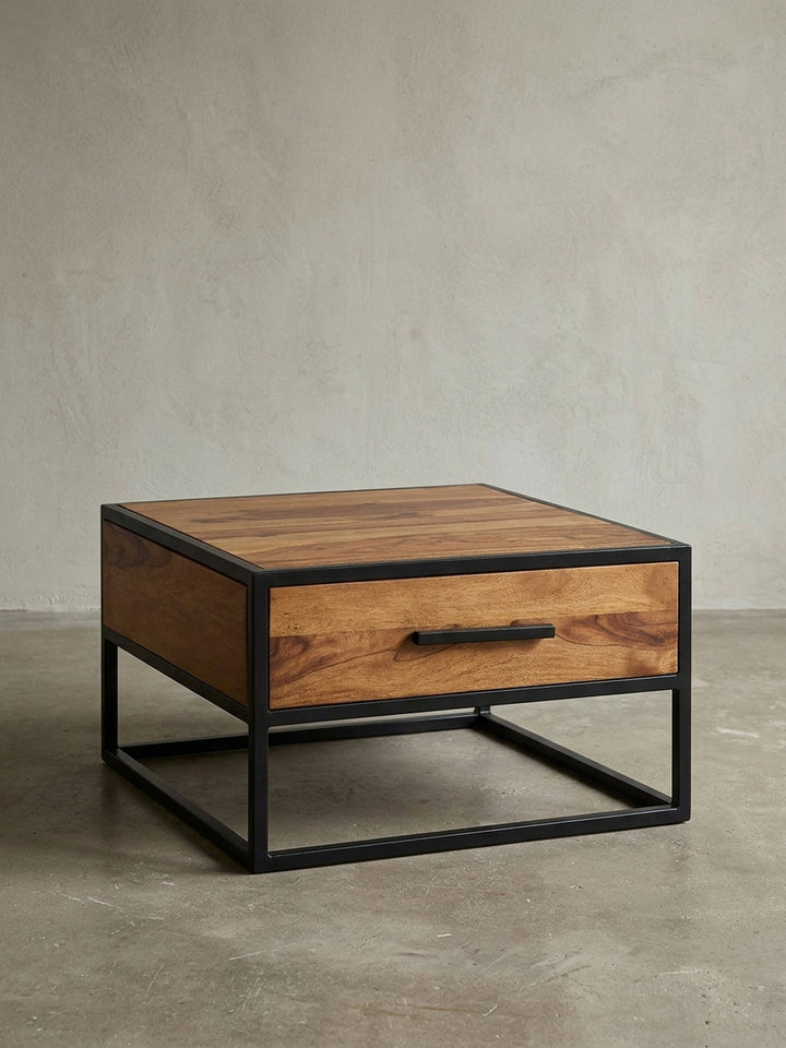 Frontalansicht des quadratischen Couchtisches aus Holz und Metall. Der kompakte Wohnzimmertisch im Industrial Style bietet eine praktische Schublade mit schwarzem Eisengriff._