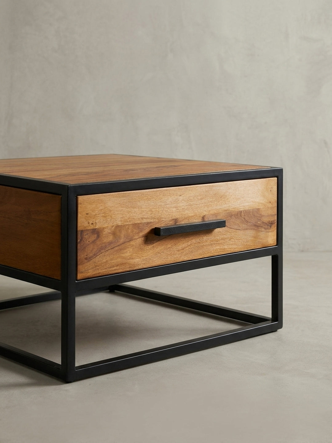 Alternative Winkelansicht des Holztisches für das Wohnzimmer. Das Zusammenspiel von kühlem Eisen und warmem Sheesham Massivholz macht ihn zum idealen Mittelpunkt der Sitzgruppe._