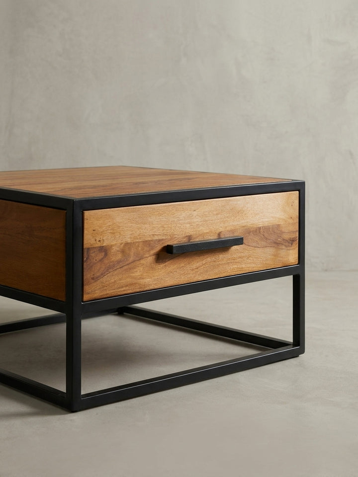 Alternative Winkelansicht des Holztisches für das Wohnzimmer. Das Zusammenspiel von kühlem Eisen und warmem Sheesham Massivholz macht ihn zum idealen Mittelpunkt der Sitzgruppe._