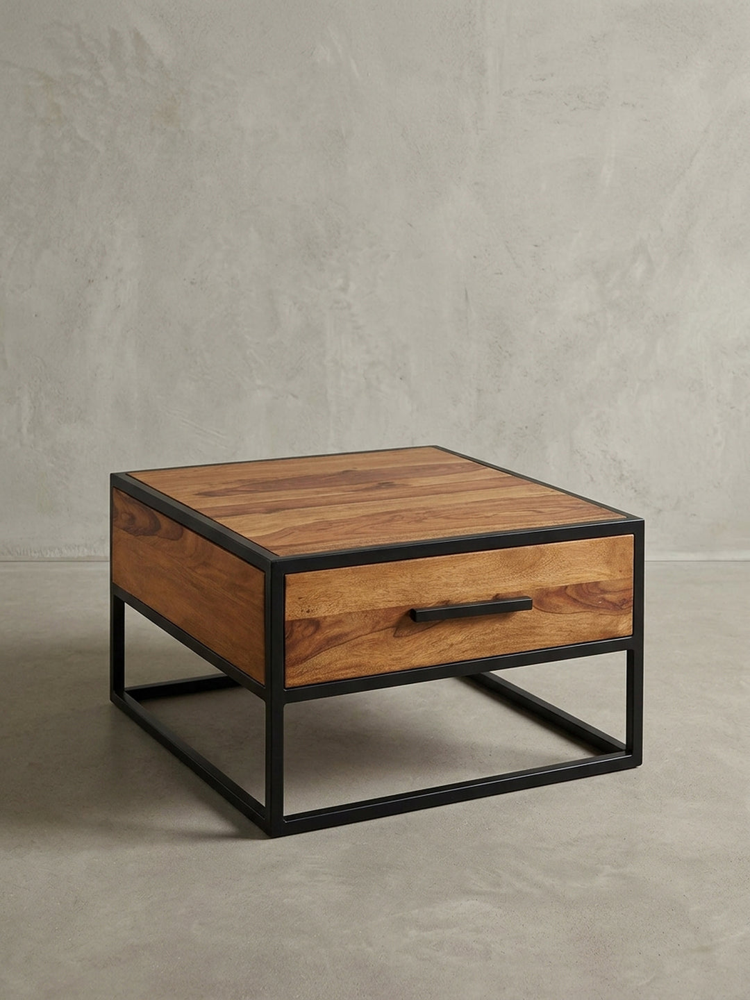 Gesamtübersicht des quadratischen Massivholztisches. Die klaren Proportionen von 65x65x38cm und der rustikale Loft-Charakter machen diesen Couchtisch zu einem echten Statement-Piece._