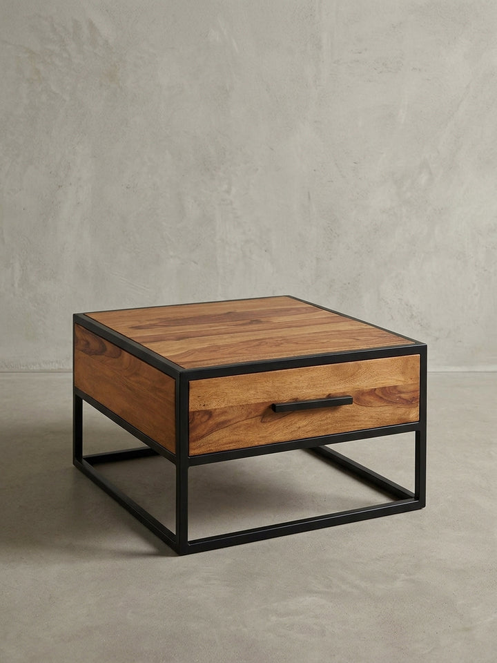 Gesamtübersicht des quadratischen Massivholztisches. Die klaren Proportionen von 65x65x38cm und der rustikale Loft-Charakter machen diesen Couchtisch zu einem echten Statement-Piece._