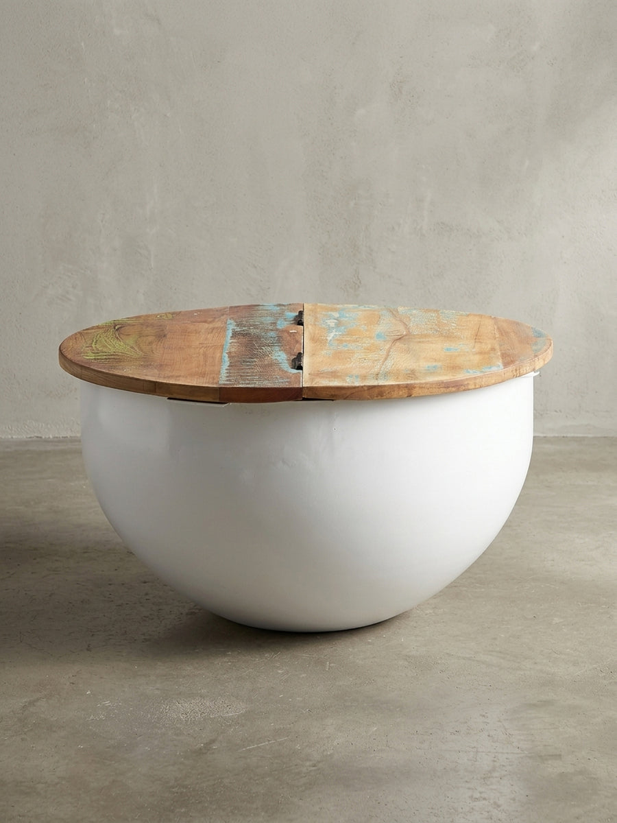 Runder Couchtisch mit Stauraum freigestellt auf weißem Hintergrund, Frontansicht der Tischplatte aus Altholz und des weißen Metallgestells._