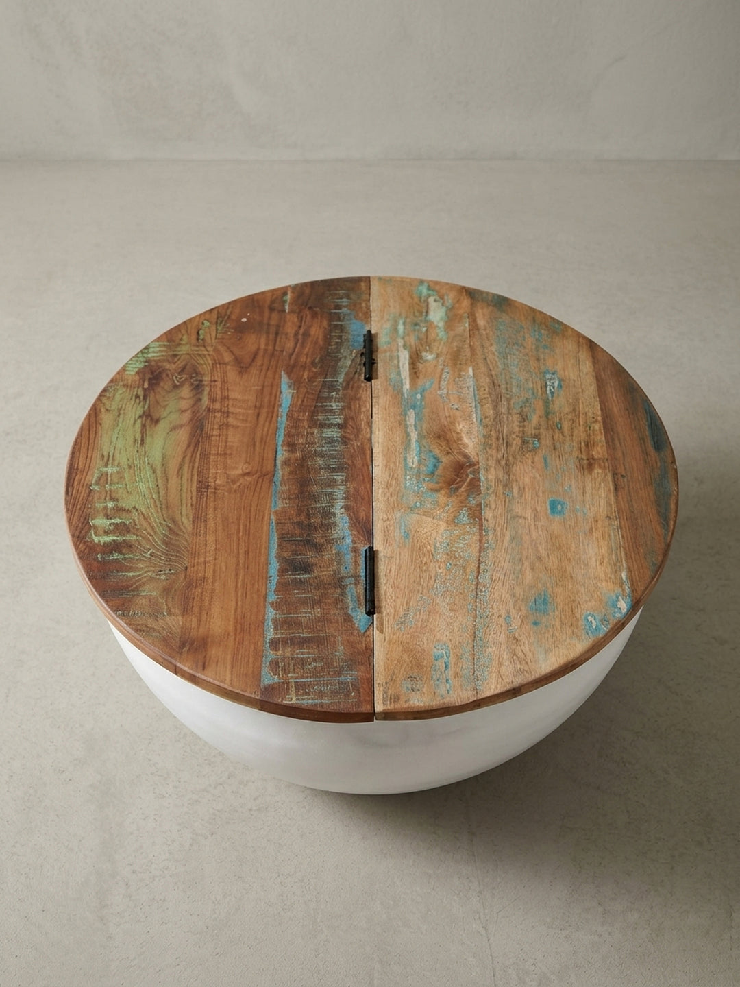 Perspektivische Ansicht des Couchtisches Mango Massivholz, die die rustikale Oberfläche der geteilten Tischplatte aus recyceltem Holz betont._