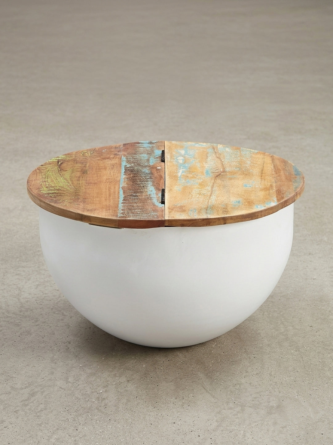 Seitenansicht des Industrial Loungetisches, zeigt die Proportionen mit 34 cm Höhe und den Kontrast zwischen dem glatten Korpus und dem robusten Holzdeckel._