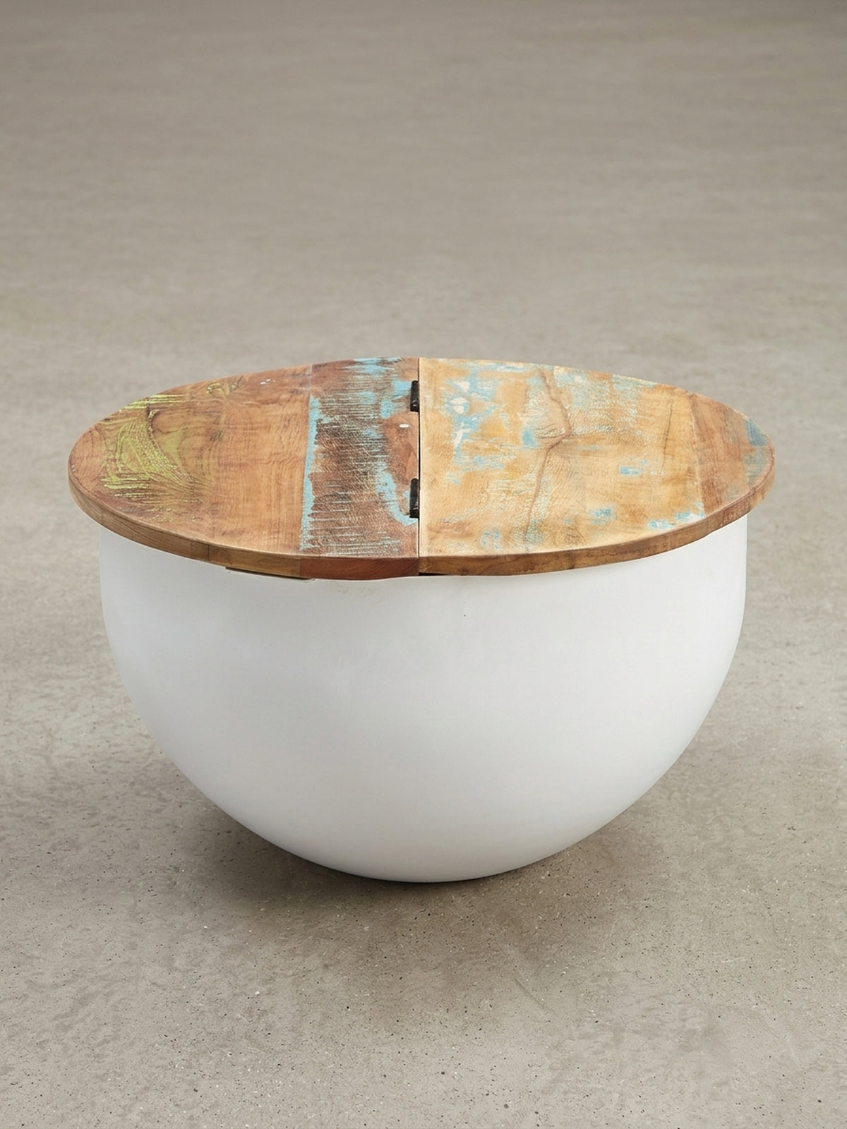 Seitenansicht des Industrial Loungetisches, zeigt die Proportionen mit 34 cm Höhe und den Kontrast zwischen dem glatten Korpus und dem robusten Holzdeckel.