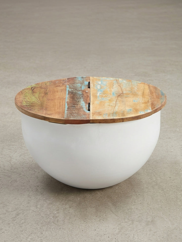 Seitenansicht des Industrial Loungetisches, zeigt die Proportionen mit 34 cm Höhe und den Kontrast zwischen dem glatten Korpus und dem robusten Holzdeckel._