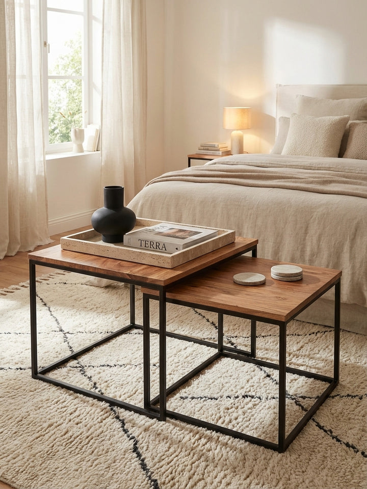 Detailaufnahme der lebendigen Maserung der Akazie Massivholz Tischplatte, die die hohe Qualität und den natürlichen Charakter des Materials hervorhebt._