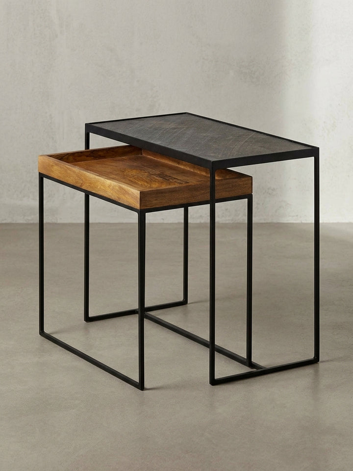 Rechteckiger Beistelltisch in 3/4-Ansicht, der das ineinander schiebbare Design des zweiteiligen Tischsets und die Materialkombination hervorhebt._