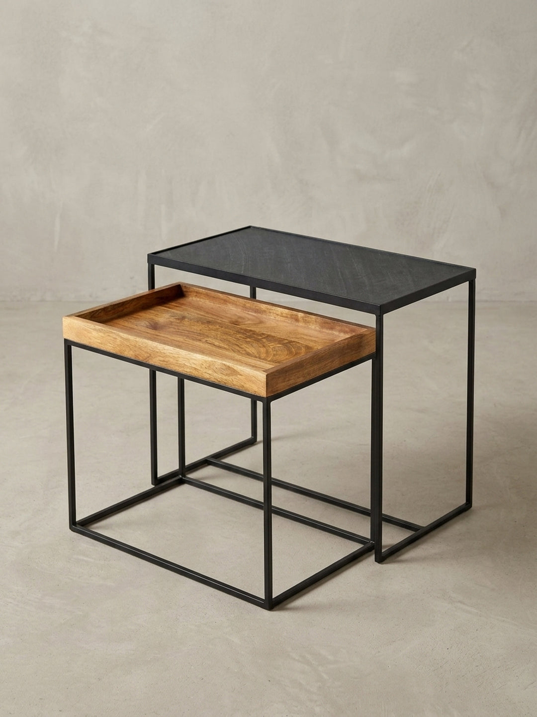 Alternative Perspektive des Wohnzimmertischs, die die abgesetzte Tablett-Form der kleineren Tischplatte aus massivem Mangoholz betont._