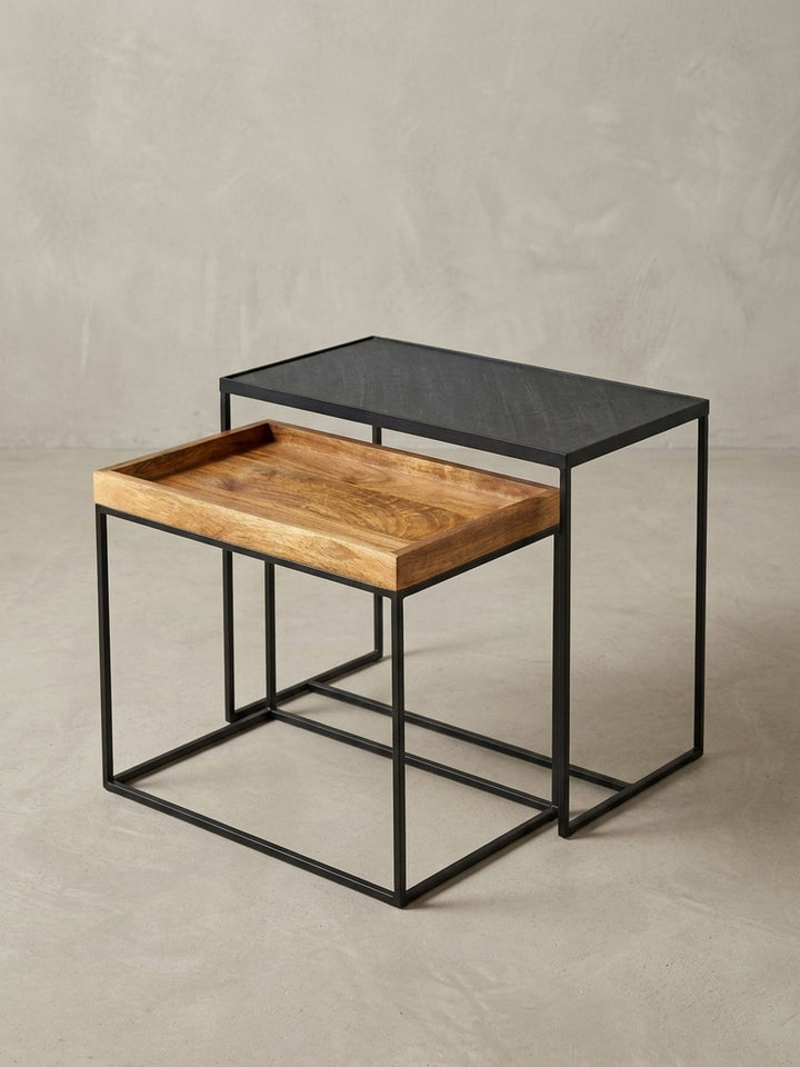 Alternative Perspektive des Wohnzimmertischs, die die abgesetzte Tablett-Form der kleineren Tischplatte aus massivem Mangoholz betont._