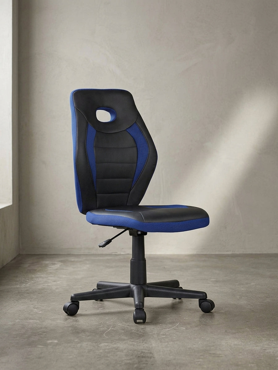 In der Frontalansicht präsentiert sich der blaue Kinderschreibtischstuhl mit seiner sportlich geformten Rückenlehne und dem stabilen Kunststoff-Fußkreuz auf weißem Grund._