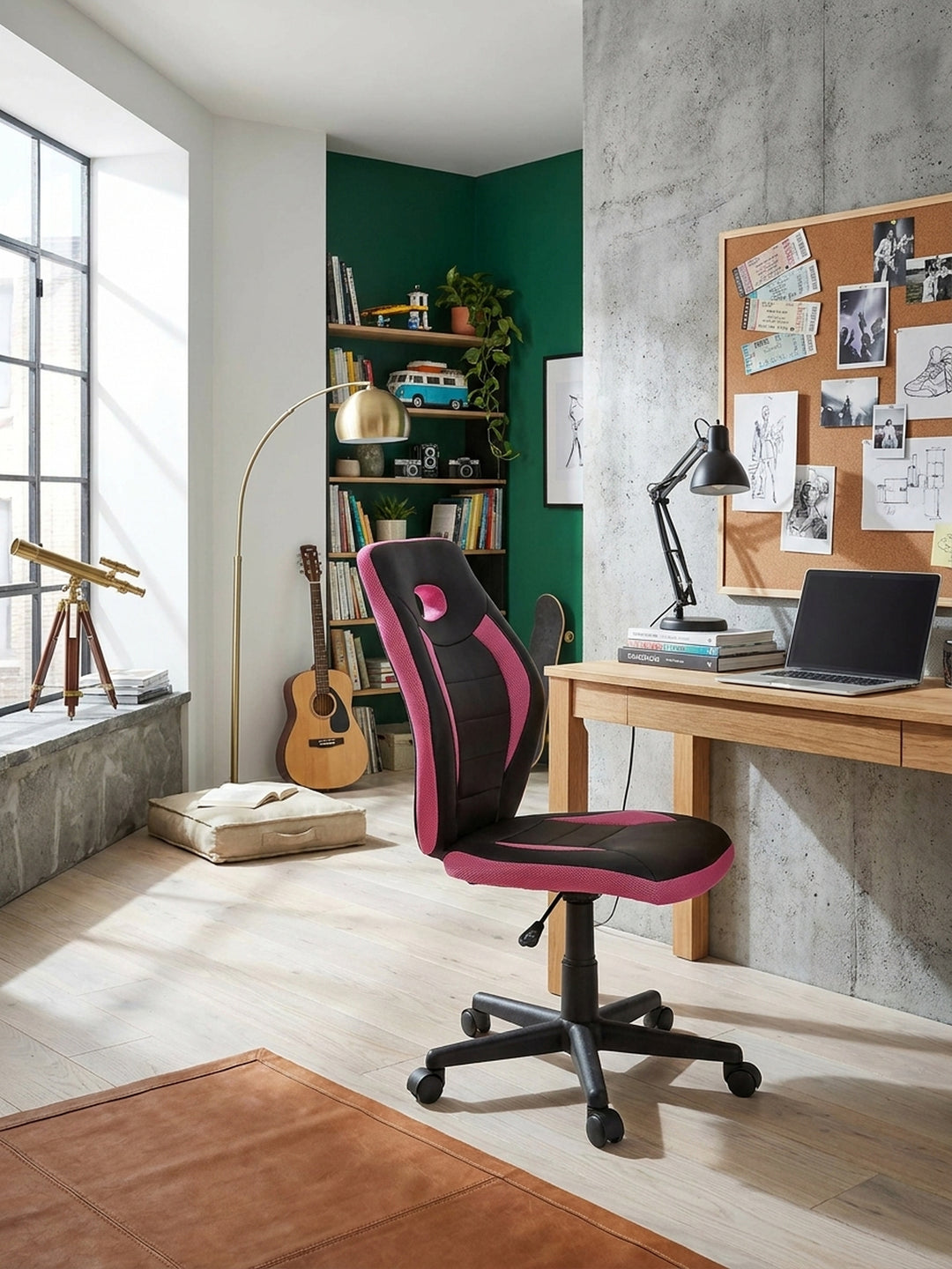 Höhenverstellbarer Kinderschreibtischstuhl perfekt kombiniert mit einem schwarzen Rollcontainer und minimalistischen Stahlregalen in der Gaming-Ecke._