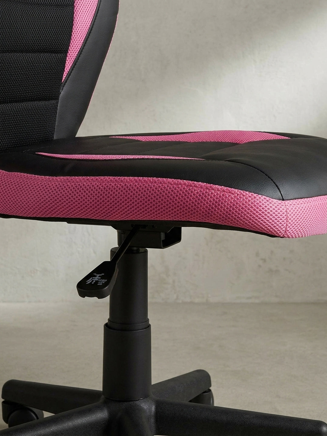Gesamtübersicht des modern designten Drehstuhls für Kinder ab 6 Jahren, der sich nahtlos in coole Jugendzimmer und kleine Gaming-Bereiche einfügt._