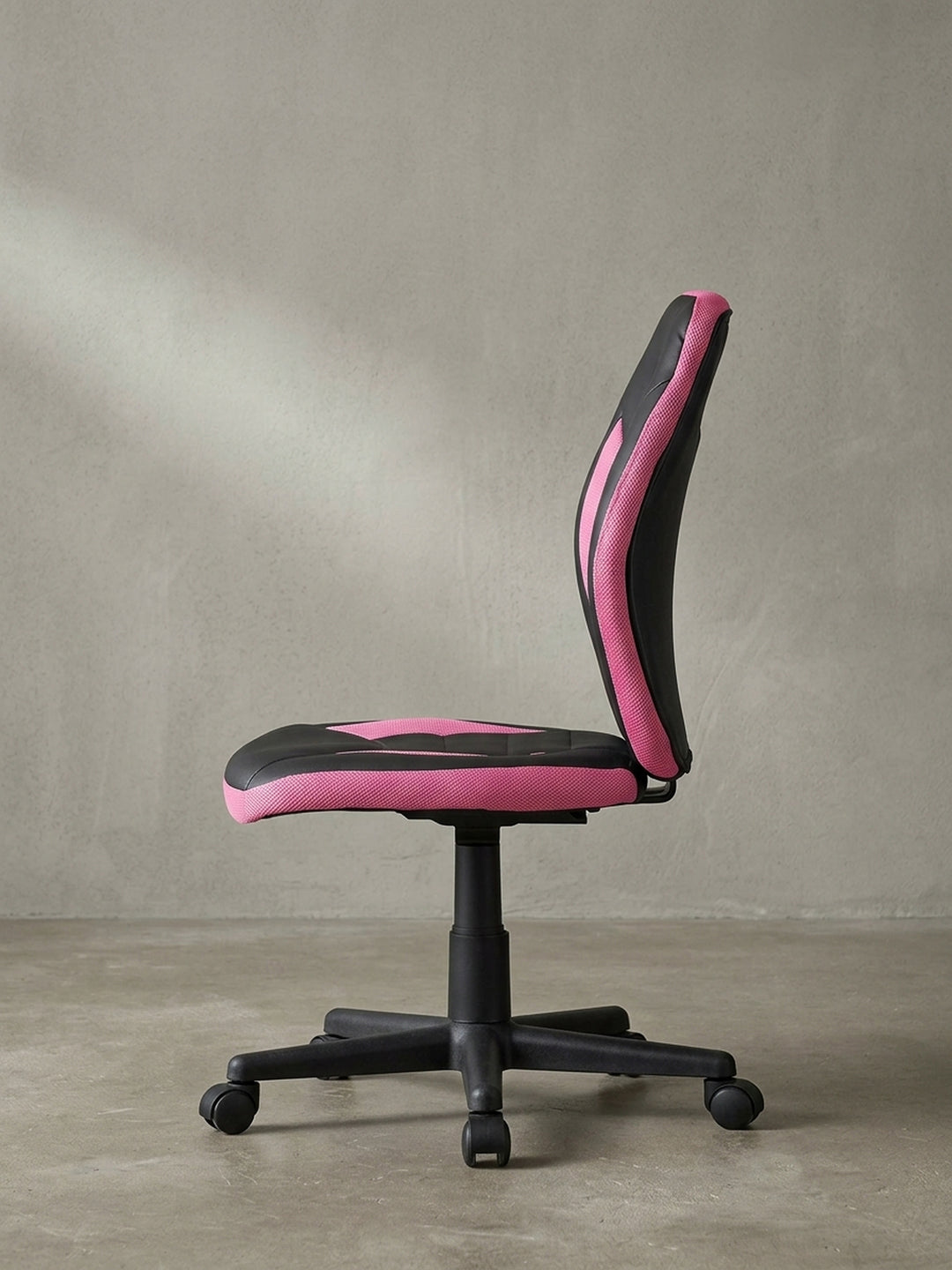 Rückansicht des stylischen Schreibtischstuhls im Racing-Design, welche die dynamische Linienführung und die markante Aussparung im Nackenbereich zeigt._