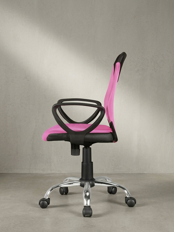Kinderdrehstuhl in Pink im 45-Grad-Winkel von hinten, zeigt die nahtlose Integration der schwarzen Armlehnen in das moderne Jugend-Design._