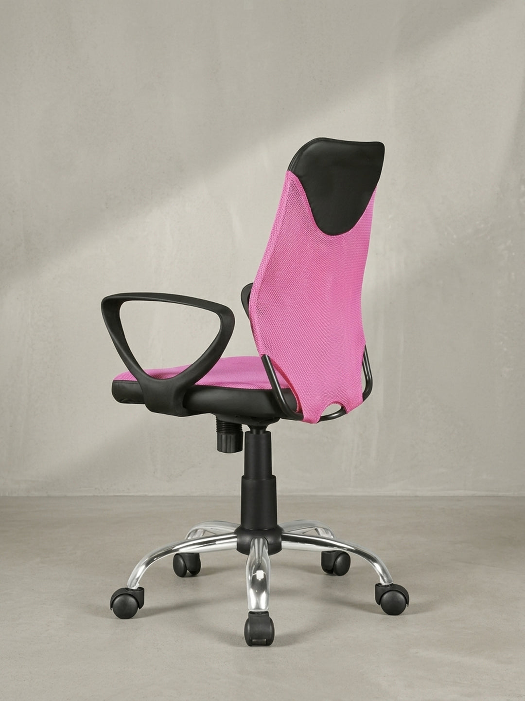 Detailansicht der Höhenverstellung mit dem schwarzen Hebel unter der pinken Mesh-Sitzfläche des ergonomischen Kinderstuhls._