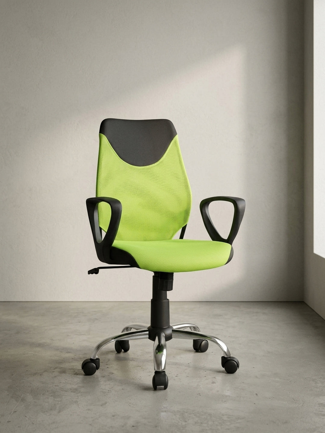 Frontalansicht des Kinder-Drehstuhls TERNI in Schwarz und Limettengrün, die deutlich die ergonomische Form der Lehne und das stabile Chrom-Fußkreuz zeigt._