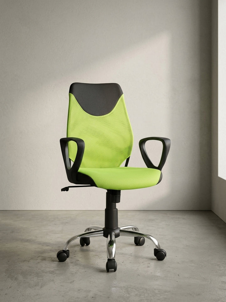 Frontalansicht des Kinder-Drehstuhls TERNI in Schwarz und Limettengrün, die deutlich die ergonomische Form der Lehne und das stabile Chrom-Fußkreuz zeigt._
