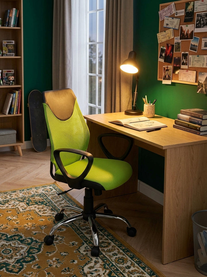 Der frischgrüne Kinderschreibtischstuhl steht einladend neben einem minimalistischen Arbeitsplatz, dekoriert mit einer schwarzen Gelenkleuchte und Architektur-Bildbänden._