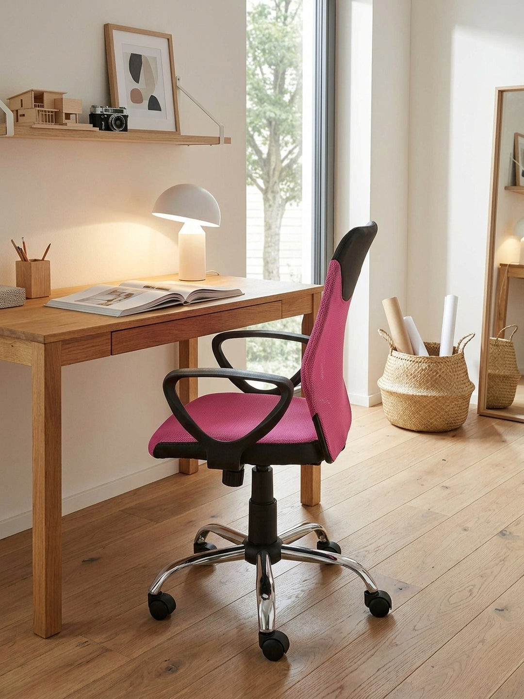 Höhenverstellbarer Schreibtischstuhl für Kinder kombiniert mit einem hellen Massivholz-Tisch und einer cremeweißen Tischlampe im skandinavischen Stil._