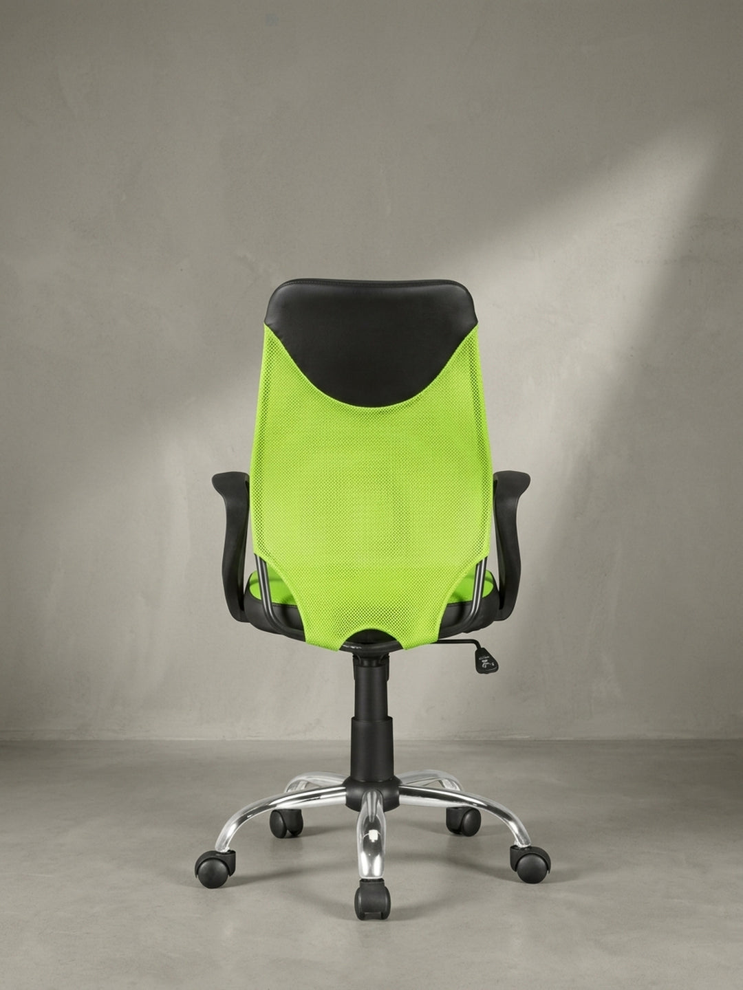 Detailaufnahme des praktischen Hebels unter der Sitzschale, mit dem sich der ergonomische Drehstuhl stufenlos an die Körpergröße des Kindes anpassen lässt._