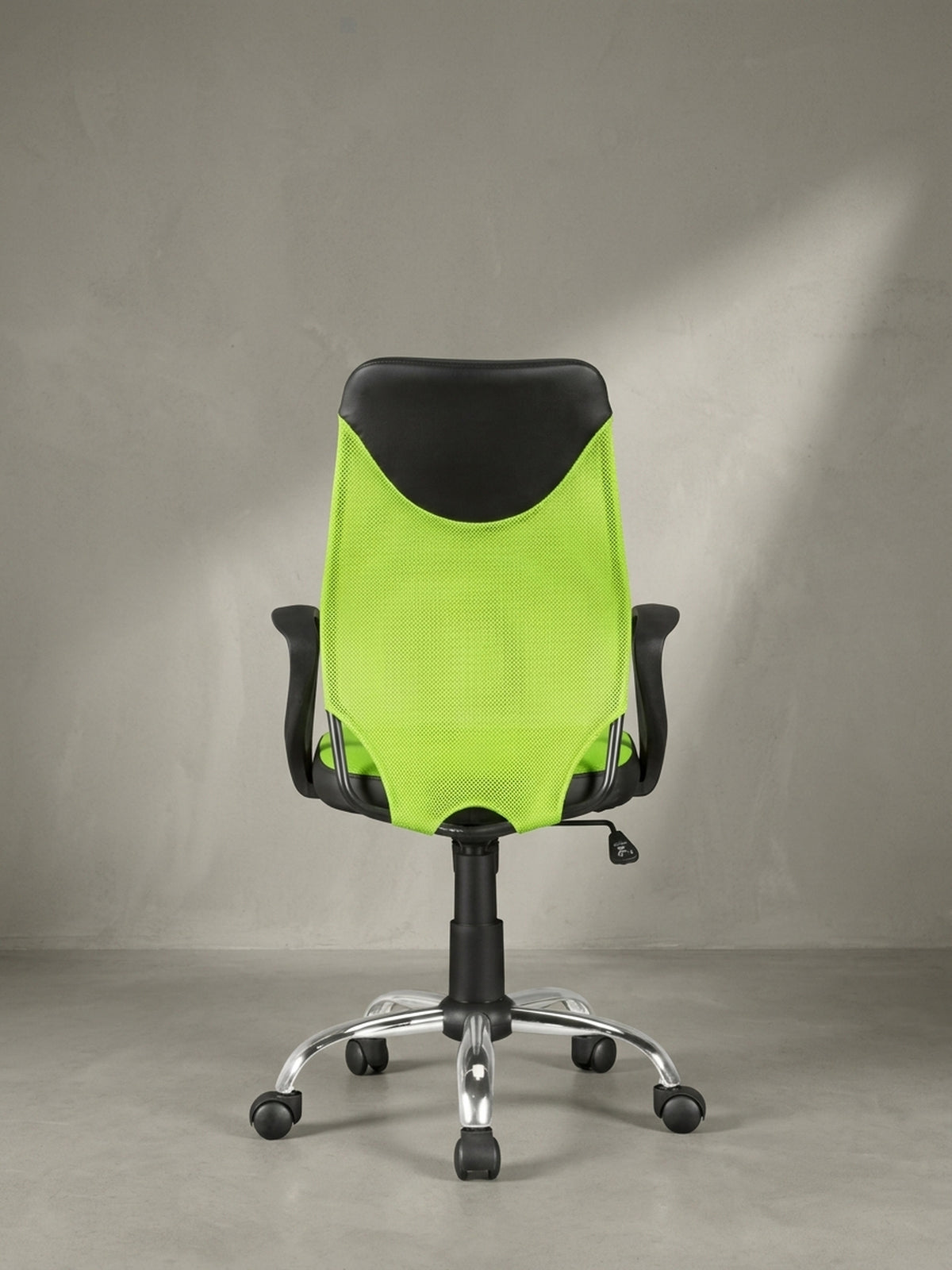 Detailaufnahme des praktischen Hebels unter der Sitzschale, mit dem sich der ergonomische Drehstuhl stufenlos an die Körpergröße des Kindes anpassen lässt._