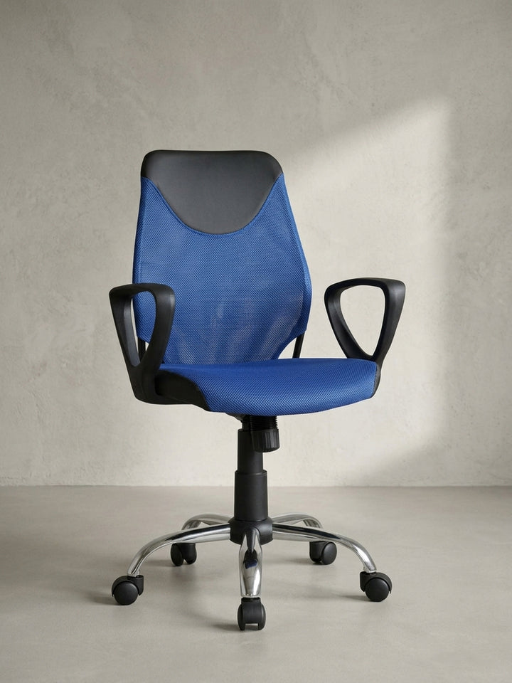 Ergonomischer Kinder-Schreibtischstuhl TERNI in Blau und Schwarz mit Mesh-Bezug, Armlehnen und verchromtem Rollfuß vor weißem Hintergrund._